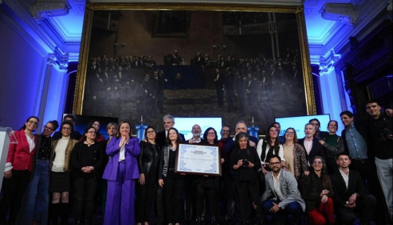 Cecilia Moreau distinguió al Equipo Argentino de Antropología Forense con la mención de honor “Juan Bautista Alberdi” por su aporte a los derechos humanos