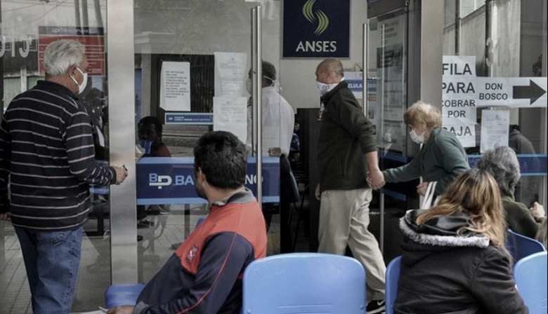 El Gobierno oficializó el pago de tres refuerzos para jubilaciones y pensiones