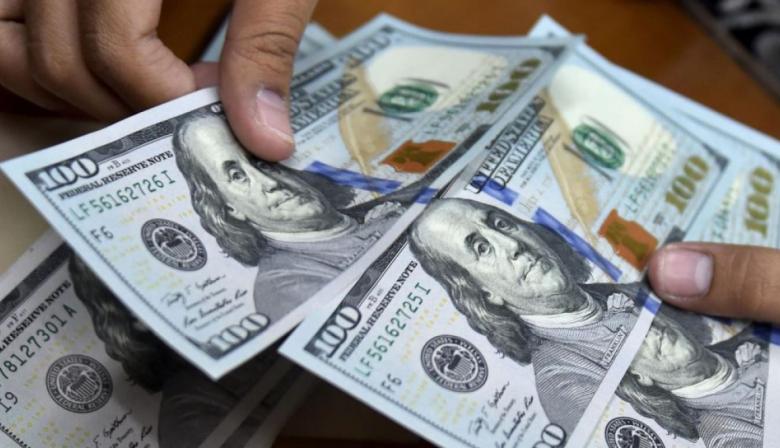 El dólar “blue” rompió el techo de los $1.300 y alcanzó un nuevo máximo histórico