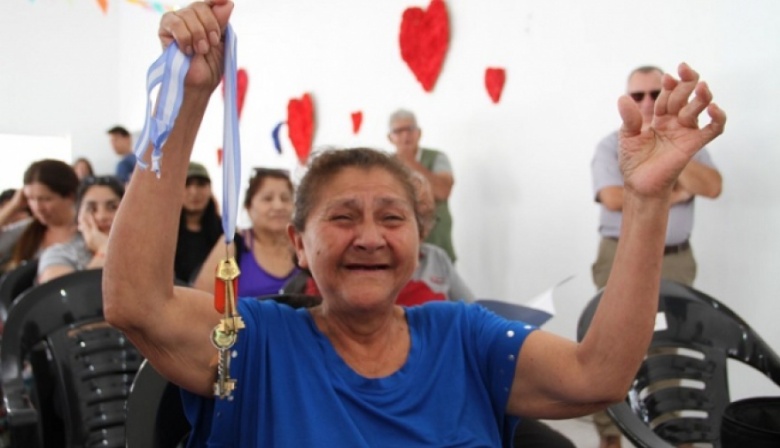 A contramano de Nación, Provincia acelera la entrega de viviendas: tres casas por día