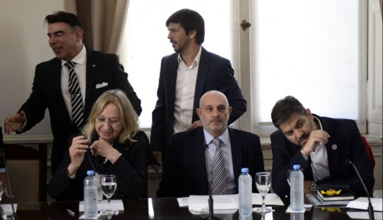 Cruces por los plazos electorales: la Junta aprieta y la Legislatura se divide