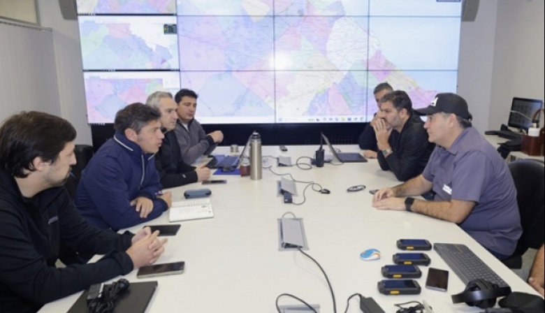 Kicillof encabezó una reunión de emergencia en el centro operativo que coordina la asistencia frente al temporal