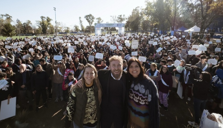 Federico Otermín y Daniela Vilar, junto a más de 1.500 estudiantes, compartieron el primer Compromiso por el Ambiente de Lomas de Zamora