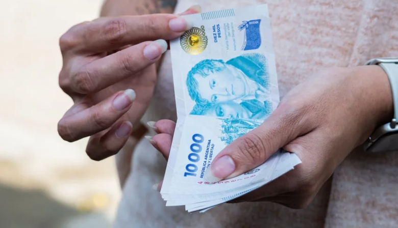 El Gobierno fijó por decreto el salario mínimo con aumentos escalonados hasta agosto de 2026