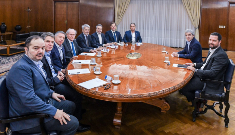 Luis Caputo se reunió con supermercadistas y apuntó a las tasas municipales