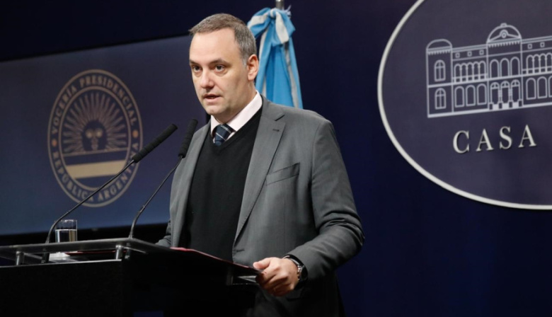 Tras casi un mes, Adorni retomó el contacto con la prensa y habló de seguridad