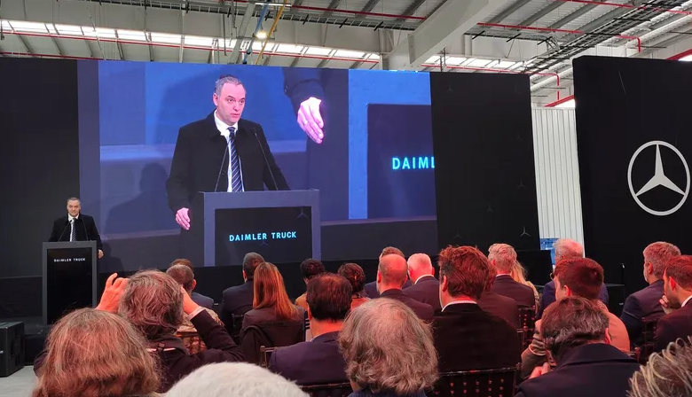 En medio de las polémicas, Adorni encabezó la inauguración de una planta de Mercedes Benz en Zárate