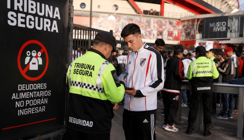 Prohíben el ingreso a las canchas del todo el país a deudores alimentarios