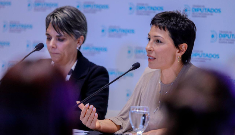 Mayra Mendoza presentó la "Ley Ema" para prevenir la violencia digital en las escuelas bonaerenses