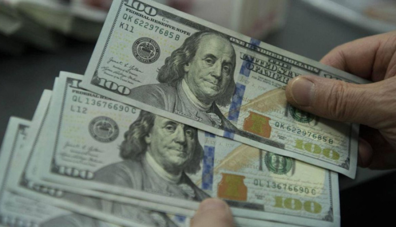 El Banco Central habilitó las cuentas sueldo en dólares para el pago de salarios