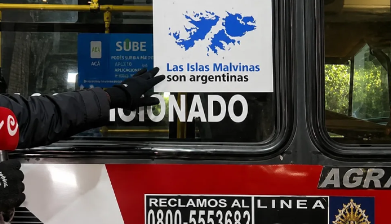 El Gobierno desmintió haber ordenado a las empresas que quiten los stickers de Malvinas de los colectivos