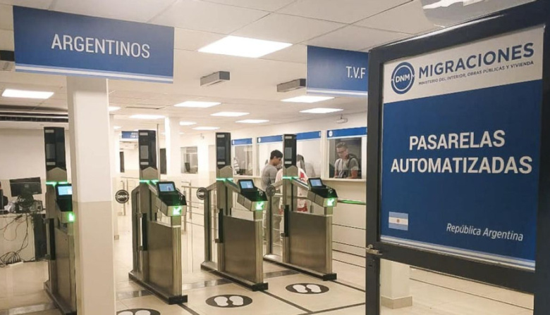Nuevo DNU migratorio: podrán expulsar extranjeros por incitar al odio contra argentinos