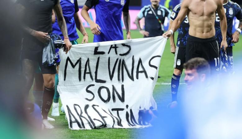 La historia detrás de la bandera de Malvinas que exhibió la Selección tras vencer a Inglaterra