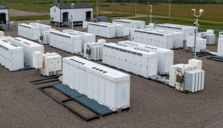Adjudican proyectos de almacenamiento con baterías para reforzar el sistema eléctrico