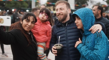 Otermín participó del festejo del día de la niñez junto a miles de vecinos en la Plaza Grigera