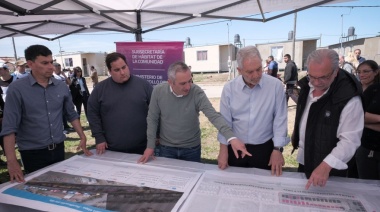 Larroque y Alak recorrieron el barrio donde fueron reubicadas familias que vivían al borde de las vías