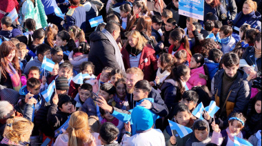 Otermín tomó la Promesa de Lealtad a la Bandera a miles de estudiantes de Lomas