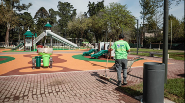 La Plaza de Los Robles se transforma con nuevos juegos, espacios verdes e iluminación LED