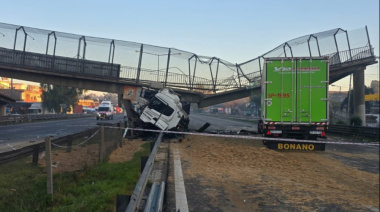 Se derrumbó un puente peatonal sobre Panamericana tras el choque de un camión
