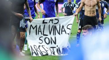 La historia detrás de la bandera de Malvinas que exhibió la Selección tras vencer a Inglaterra