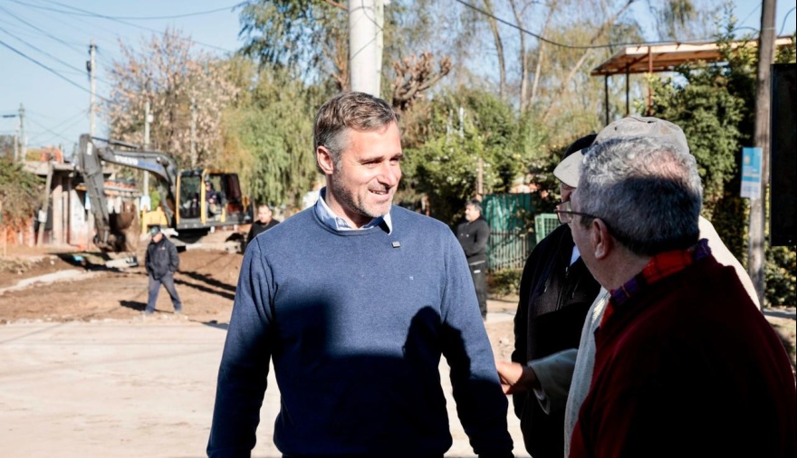 Achával encabezó una recorrida por los trabajos de urbanización que modernizan el barrio Pinazo