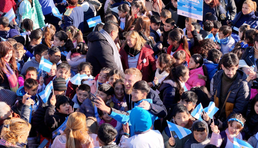 Otermín tomó la Promesa de Lealtad a la Bandera a miles de estudiantes de Lomas