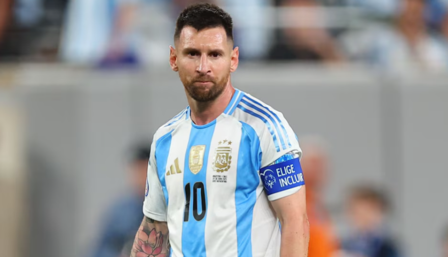 Messi se despide con un doblete en la goleada de Argentina sobre Venezuela en el Monumental
