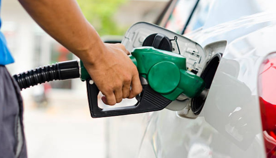 Un nuevo aumento vuelve a empujar los precios de la nafta y el gasoil