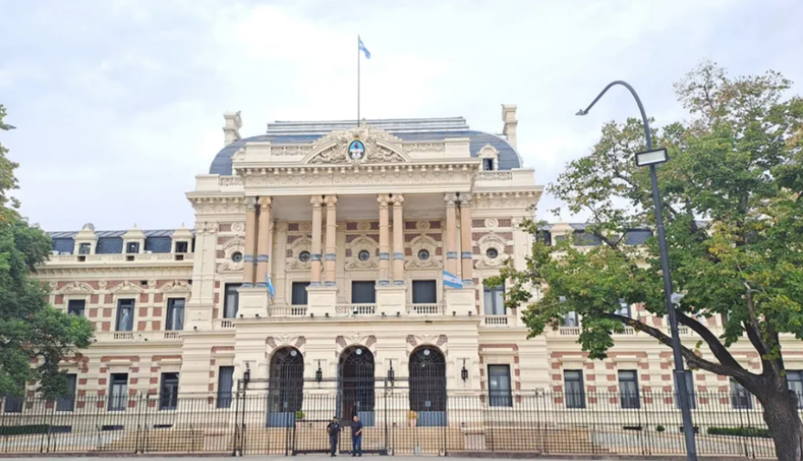 Cómo quedaron los sueldos de estatales y docentes tras el acuerdo paritario con la Provincia