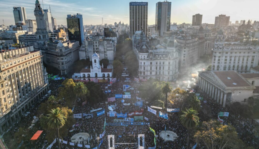 Docentes universitarios convocaron a un paro de una semana tras la marcha federal