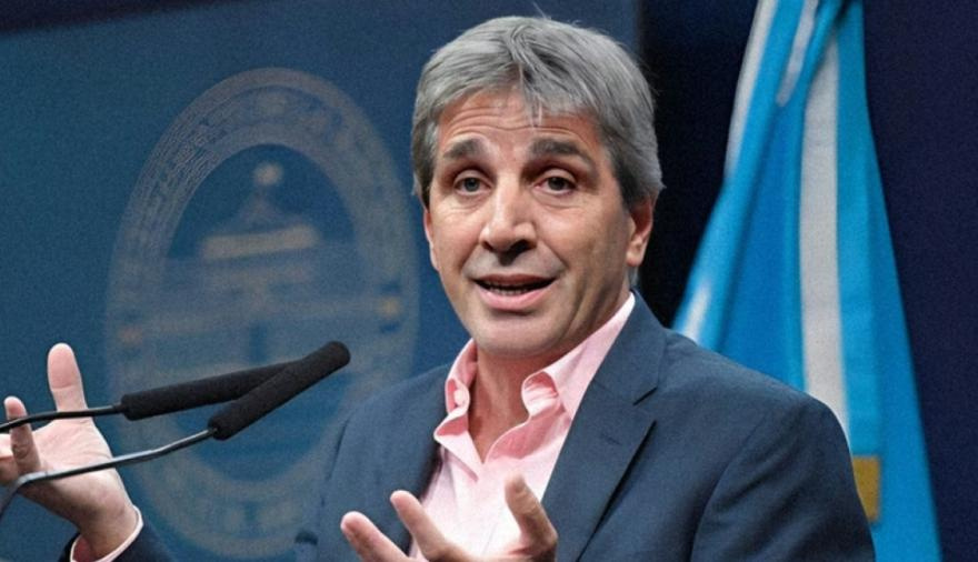 Caputo negó su salida del Gobierno en un cruce por X