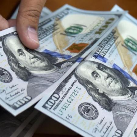 El dólar “blue” rompió el techo de los $1.300 y alcanzó un nuevo máximo histórico