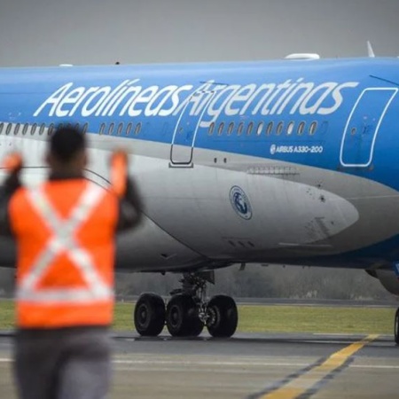 El Gobierno declaró a Aerolíneas Argentinas como empresa sujeta a privatización por decreto