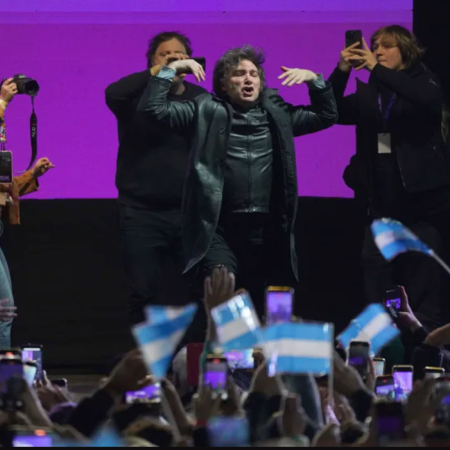 Milei cierra campaña blandiendo a su hermana y apelando al “empate técnico”
